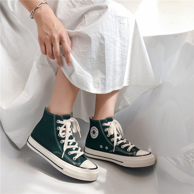 Καθημερινά αθλητικά παπούτσια με υφάσματα με έμβλημα