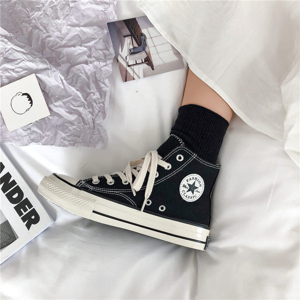 Καθημερινά αθλητικά παπούτσια με υφάσματα με έμβλημα