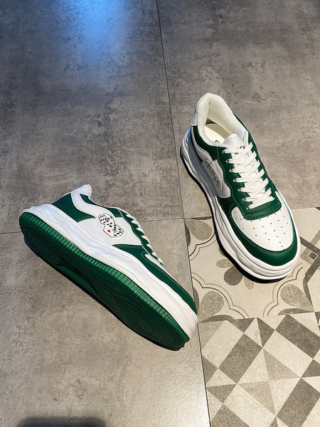 Γυναικεία αθλητικά παπούτσια αναπνευσμένα από οικολογικό δέρμα με επίπεδη σόλα