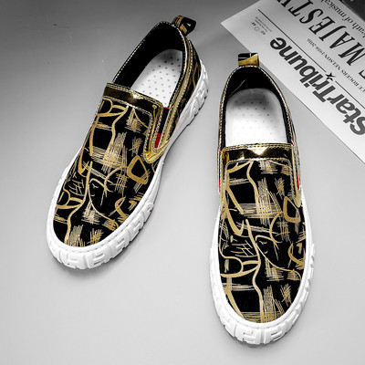 Mūsdienīgi krāsaini mokasīni ar plakanu zoli