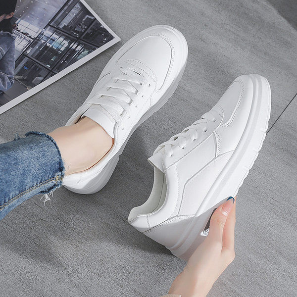 Jauns sieviešu ādas kedu modelis ar šņorēm divās krāsās