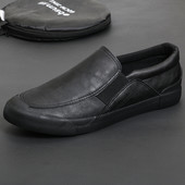 Mūsdienīgi vīriešu ādas mokasīni ar plakanu zoli