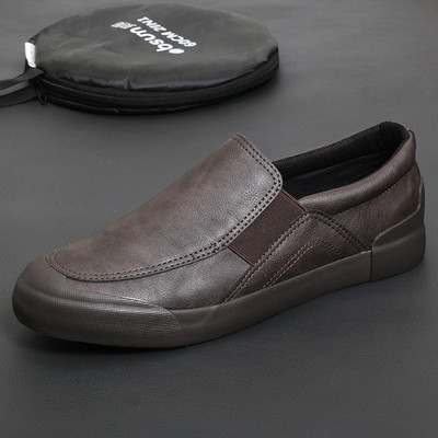 Mūsdienīgi vīriešu ādas mokasīni ar plakanu zoli