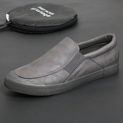 Mūsdienīgi vīriešu ādas mokasīni ar plakanu zoli