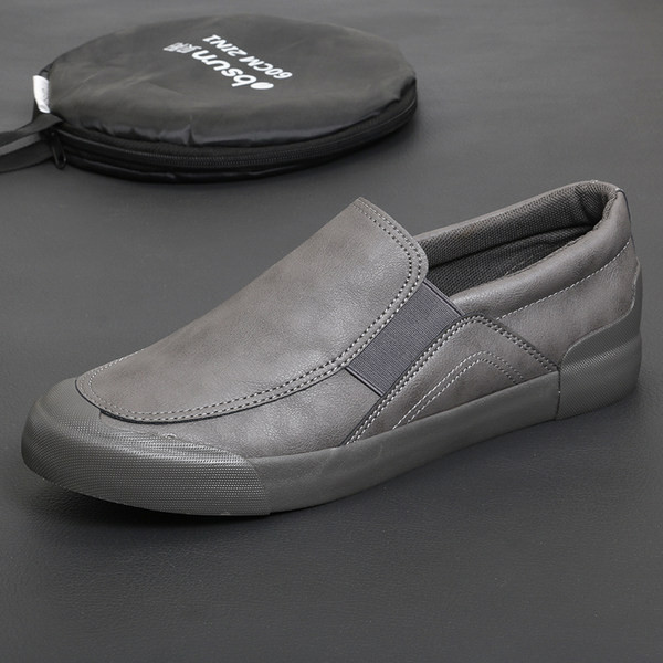 Mūsdienīgi vīriešu ādas mokasīni ar plakanu zoli