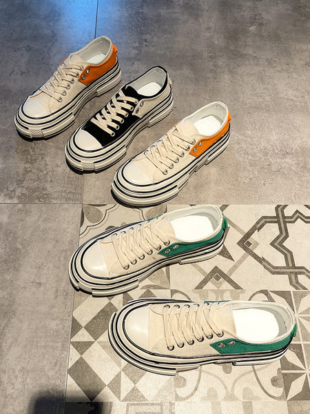 Sieviešu kedas no tekstila ar plakanu zoli un šņorēm