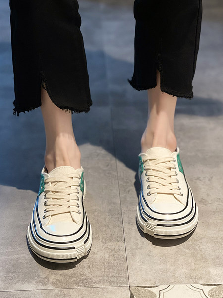 Sieviešu kedas no tekstila ar plakanu zoli un šņorēm