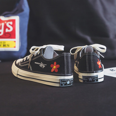 Casual αθλητικά παπούτσια με κέντημα - δύο μοντέλα