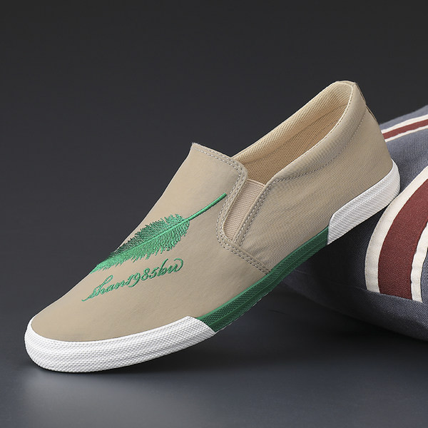 Καθημερινά ανδρικάς υφαντικά μοκασίνια με κέντημα