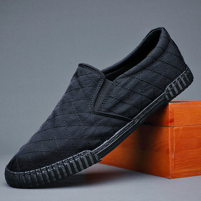 Μοντέρνα μοκασίνια με επίπεδη σόλα