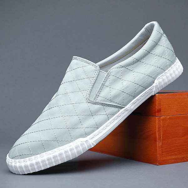 Μοντέρνα μοκασίνια με επίπεδη σόλα