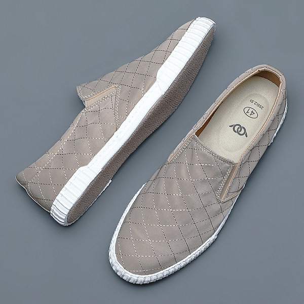 Μοντέρνα μοκασίνια με επίπεδη σόλα