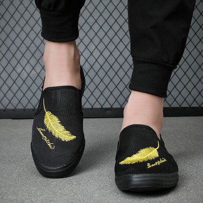 Ανδρικά μοντέρνα μοκασίνια με κέντημα φτερών