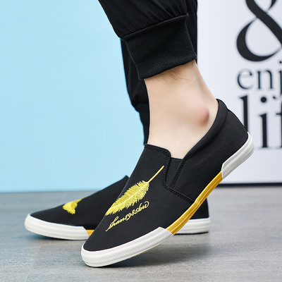 Ανδρικά μοντέρνα μοκασίνια με κέντημα φτερών