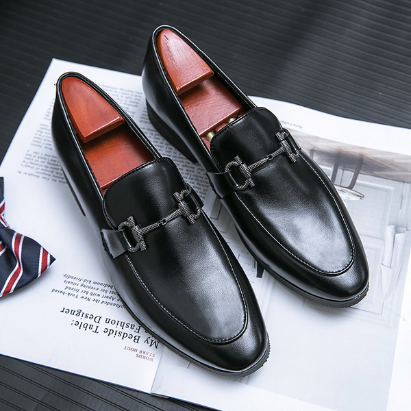 Ανδρικά μοκασίνια από οικολογικό δέρμα με μεταλλική διακόσμηση