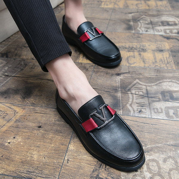 Ανδρικά καθημερινά μοκασίνια κατασκευασμένα από faux δέρμα με μεταλλική διακόσμηση