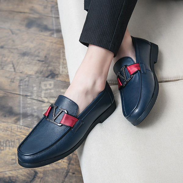 Ανδρικά καθημερινά μοκασίνια κατασκευασμένα από faux δέρμα με μεταλλική διακόσμηση