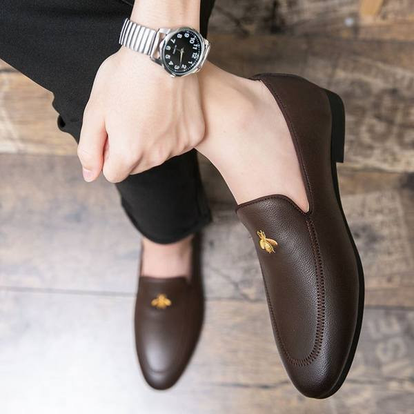 Ανδρικά έκο δερμάτινα μοκασίνια με κεντήματα σε μαύρο και καφέ χρώμα