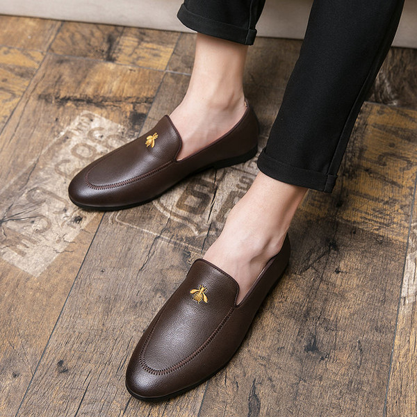 Ανδρικά έκο δερμάτινα μοκασίνια με κεντήματα σε μαύρο και καφέ χρώμα