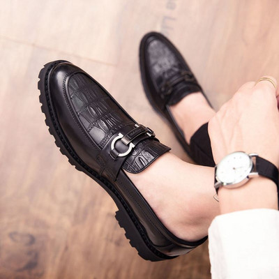 Νέο μοντέλο Μοντέρνα  καθημερινά μοκασίνια από έκο δέρμα με μεταλλική αγκράφα