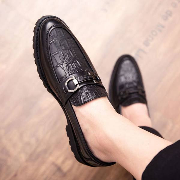 Νέο μοντέλο Μοντέρνα  καθημερινά μοκασίνια από έκο δέρμα με μεταλλική αγκράφα