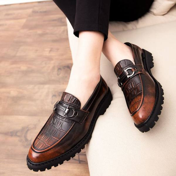 Νέο μοντέλο Μοντέρνα  καθημερινά μοκασίνια από έκο δέρμα με μεταλλική αγκράφα