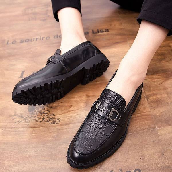 Νέο μοντέλο Μοντέρνα  καθημερινά μοκασίνια από έκο δέρμα με μεταλλική αγκράφα