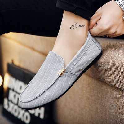 Noapaļoti vīriešu mokasīni ar metāla elementu