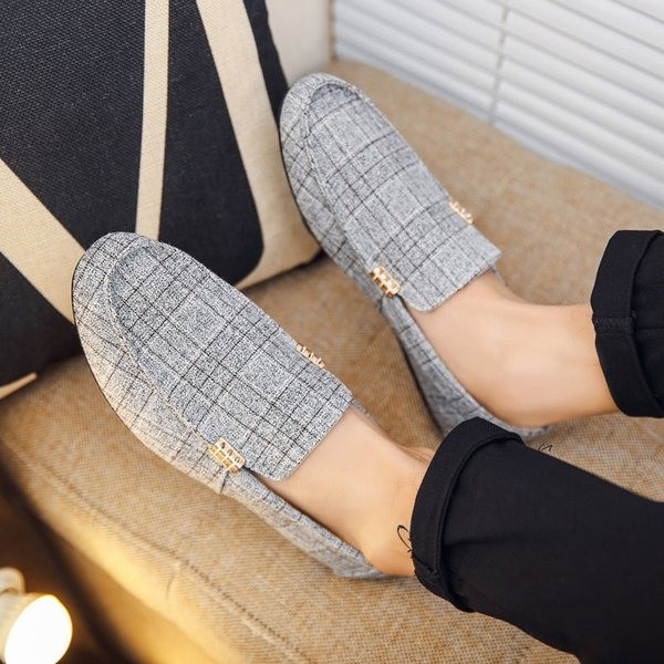 Noapaļoti vīriešu mokasīni ar metāla elementu