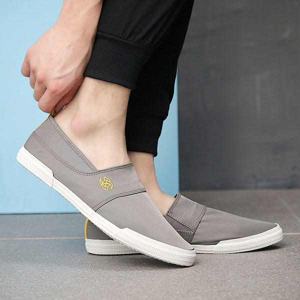 Aktuāli vīriešu mokasīni ar izšuvumiem