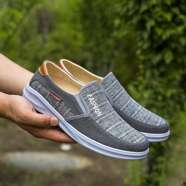 Paprasti vyriški mokasinai su išsiuvinėtu užrašu