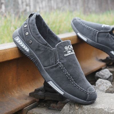 Mocasini bărbați din denim cu inscripție și nituri metalice