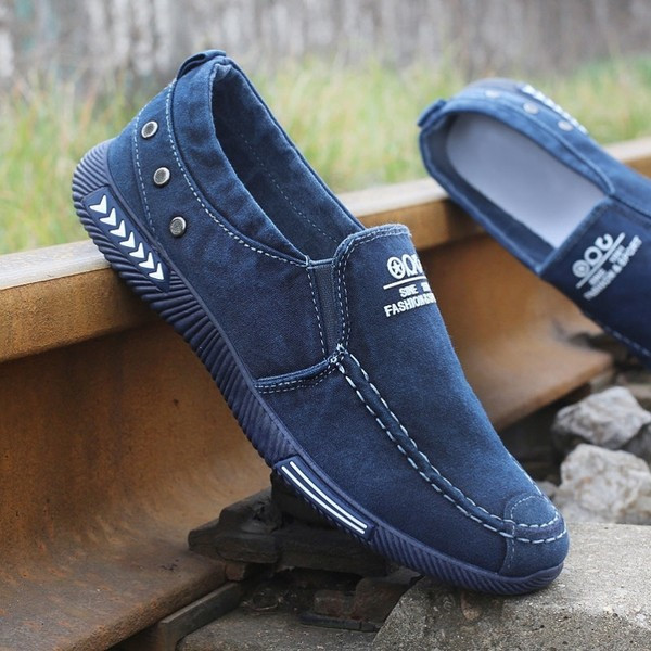 Ανδρικά μοκασίνια τζιν με επιγραφή και μεταλλικά πριτσίνια