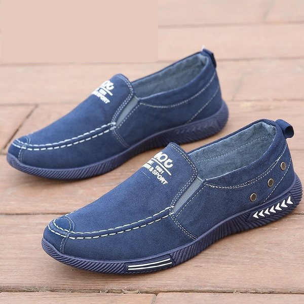 Ανδρικά μοκασίνια τζιν με επιγραφή και μεταλλικά πριτσίνια