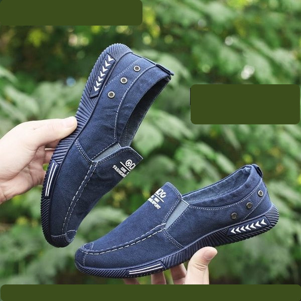 Ανδρικά μοκασίνια τζιν με επιγραφή και μεταλλικά πριτσίνια