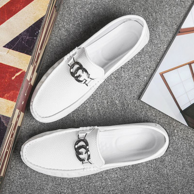 Jauns vīriešu mokasīnu modelis ar metāla sprādzi - mākslīgā āda