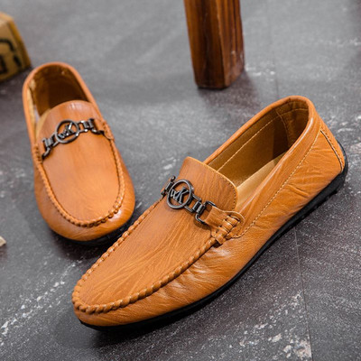 Jauns vīriešu mokasīnu modelis ar metāla sprādzi - mākslīgā āda