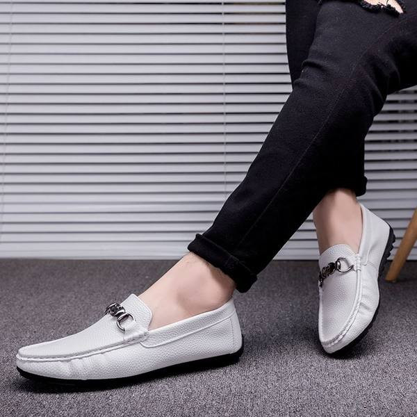 Jauns vīriešu mokasīnu modelis ar metāla sprādzi - mākslīgā āda