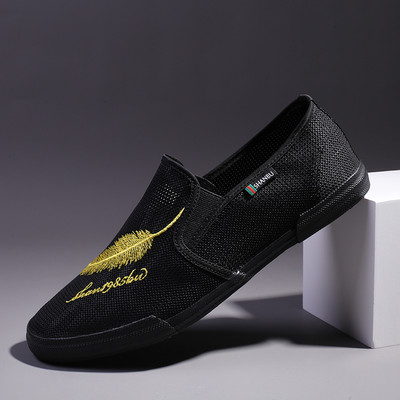 Mūsdienīgi sieta mokasīni ar izšuvumiem