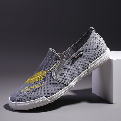 Mūsdienīgi sieta mokasīni ar izšuvumiem