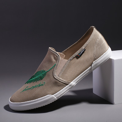 Mūsdienīgi sieta mokasīni ar izšuvumiem