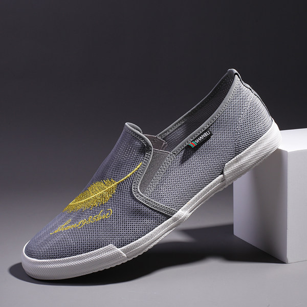 Mūsdienīgi sieta mokasīni ar izšuvumiem