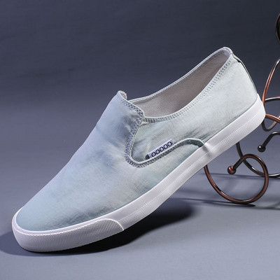 Ikdienas vīriešu mokasīni no auduma ar uzrakstu