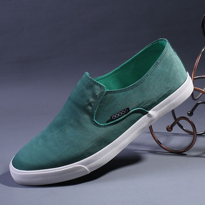 Ikdienas vīriešu mokasīni no auduma ar uzrakstu