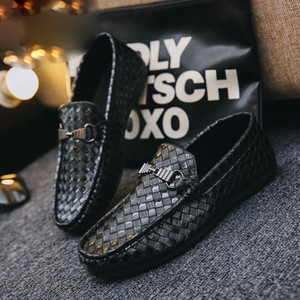 Jauns vīriešu mākslīgās ādas mokasīnu modelis ar metāla elementu