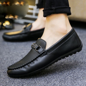 Jauns vīriešu mākslīgās ādas mokasīnu modelis ar metāla elementu