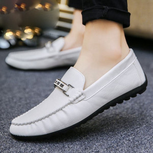 Jauns vīriešu mākslīgās ādas mokasīnu modelis ar metāla elementu