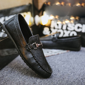 Jauns vīriešu mākslīgās ādas mokasīnu modelis ar metāla elementu