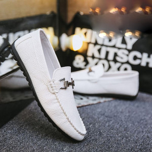 Jauns vīriešu mākslīgās ādas mokasīnu modelis ar metāla elementu