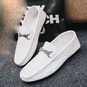 Jauns vīriešu mākslīgās ādas mokasīnu modelis ar metāla elementu